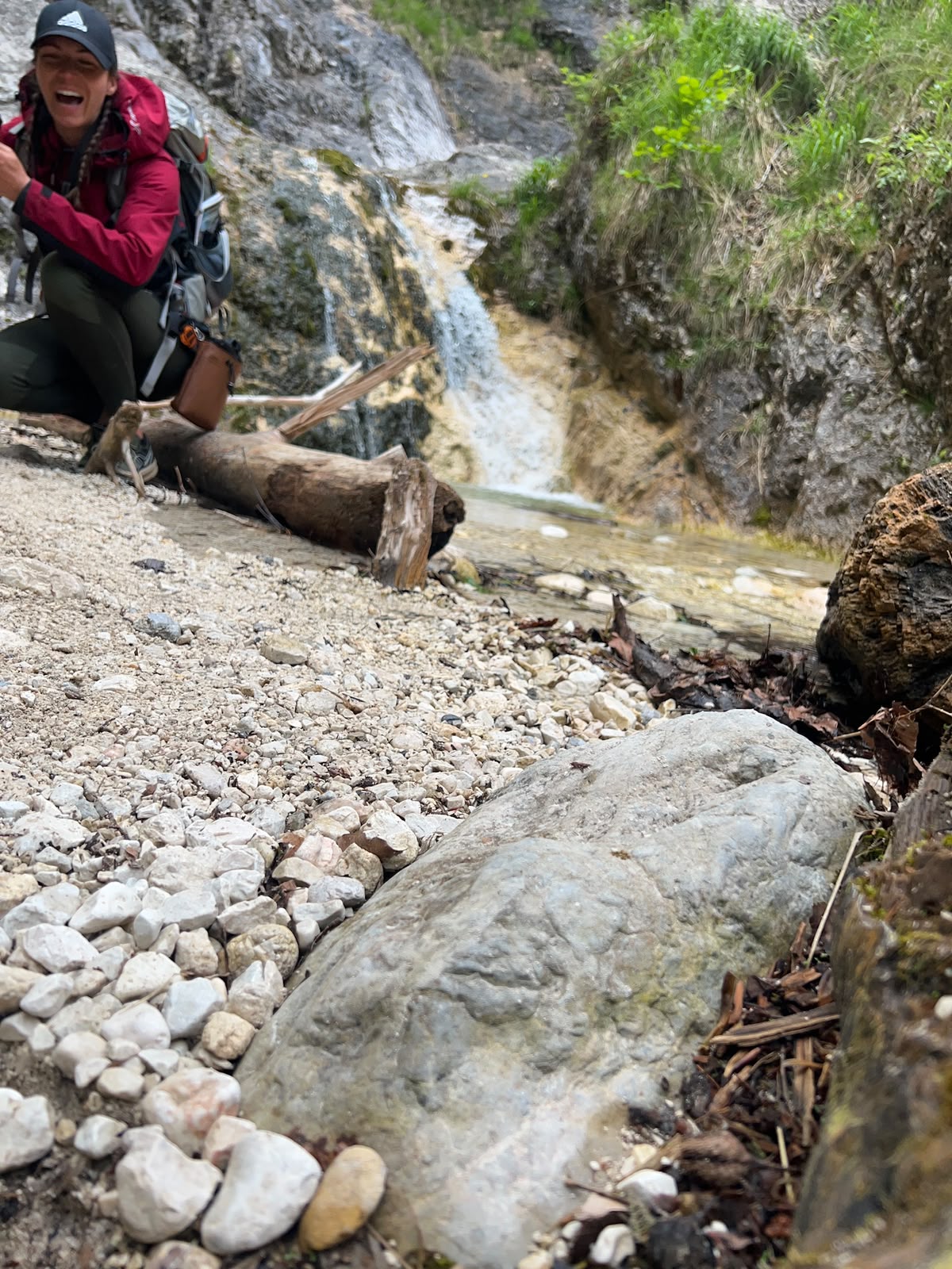 Katrin beim Wandern am Wasserfall mit Hund Josef